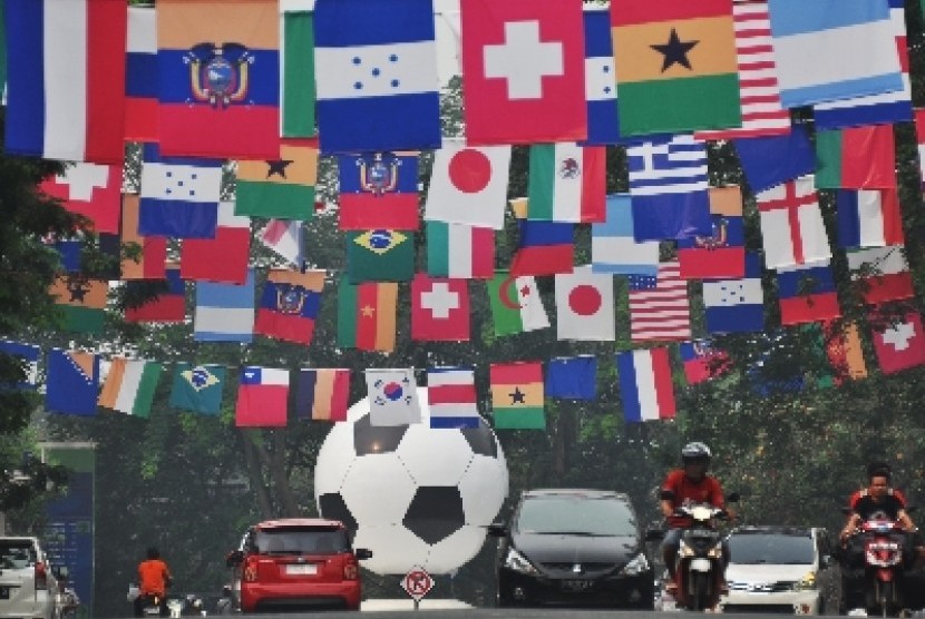 Suasana menyambut Piala Dunia di Cibubur, Jakarta Timur, Senin (9/6).