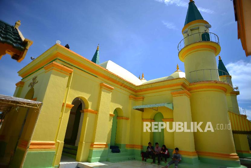 Sholat di Masjid tidak Perlu Jaga Jarak Saat PPKM Level I. Suasana Masjid Sultan Riau, Pulau Penyengat, Kepri.