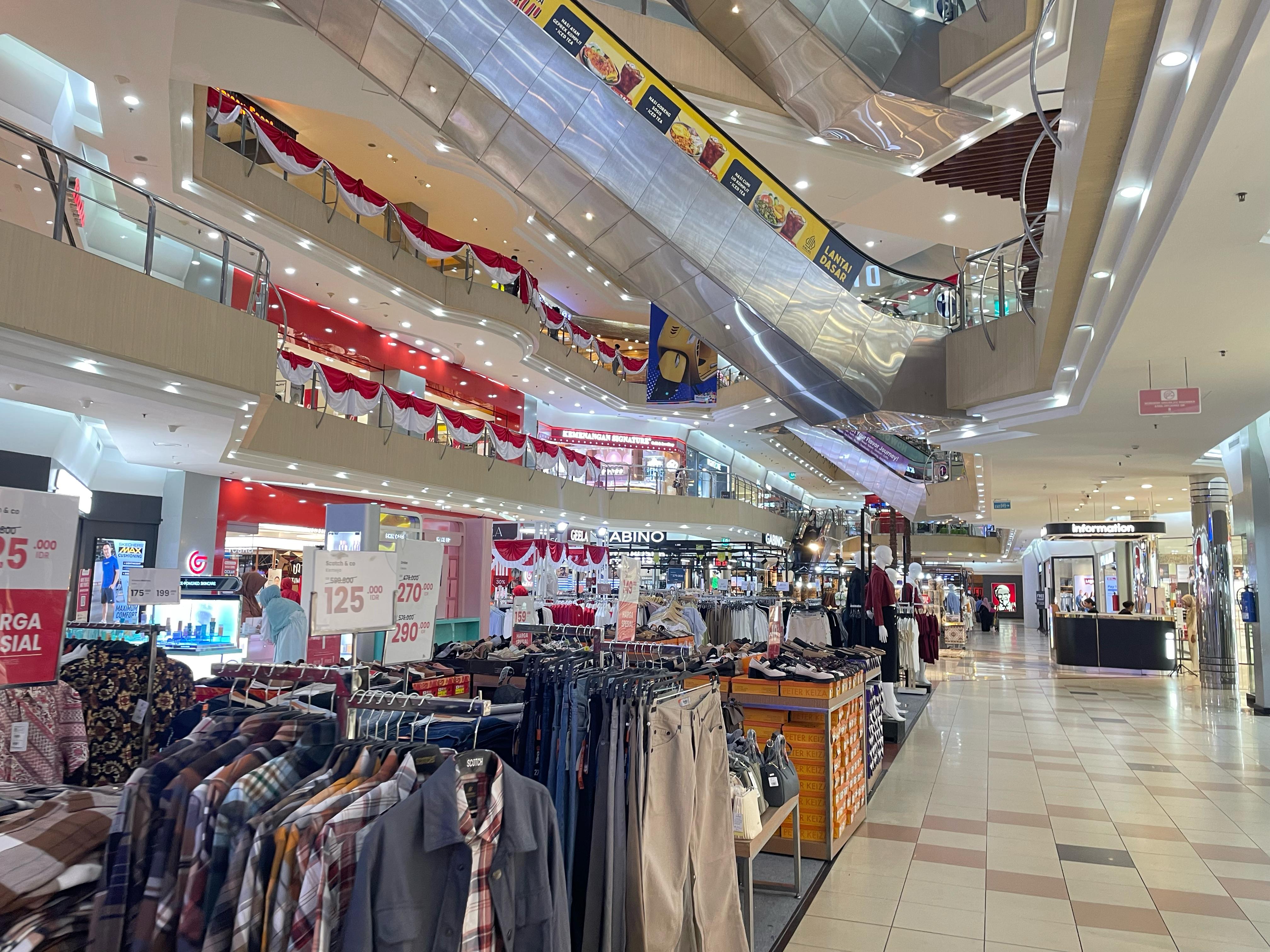 Suasana Metropolitan Mall, Kota Bekasi, Jawa Barat.