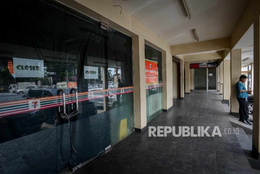 Ilustrasi minimarket. Empat toko modern atau minimarket di Kota Bandung disegel akibat melanggar peraturan Wali (perwal) Kota Bandung tentang Pembatasan Sosial Berskala Besar (PSBB) proposional, Kamis (17/12) malam. Toko-toko tersebut beroperasi melebihi waktu yang telah ditentukan.