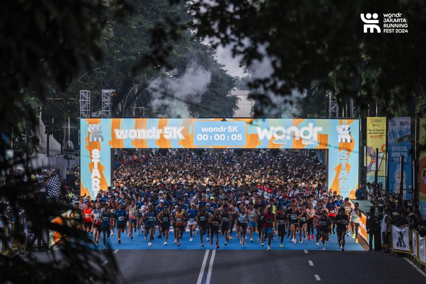 Suasana momen start wondr Jakarta Running Festival 2024.