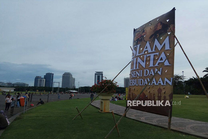 Suasana Monas Jumat (1/12) sore hari menjelang aksi reuni 212 Sabtu besok