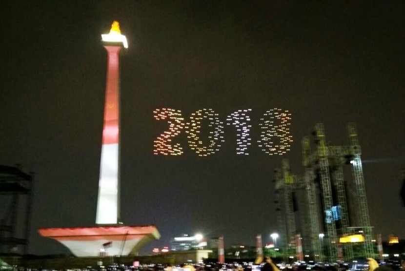 Suasana Monas sesaat setelah Presiden Jokowi memulai countdown (hitung mundur) Asian Games 2018 di Jakarta, Jumat (18/8) malam.