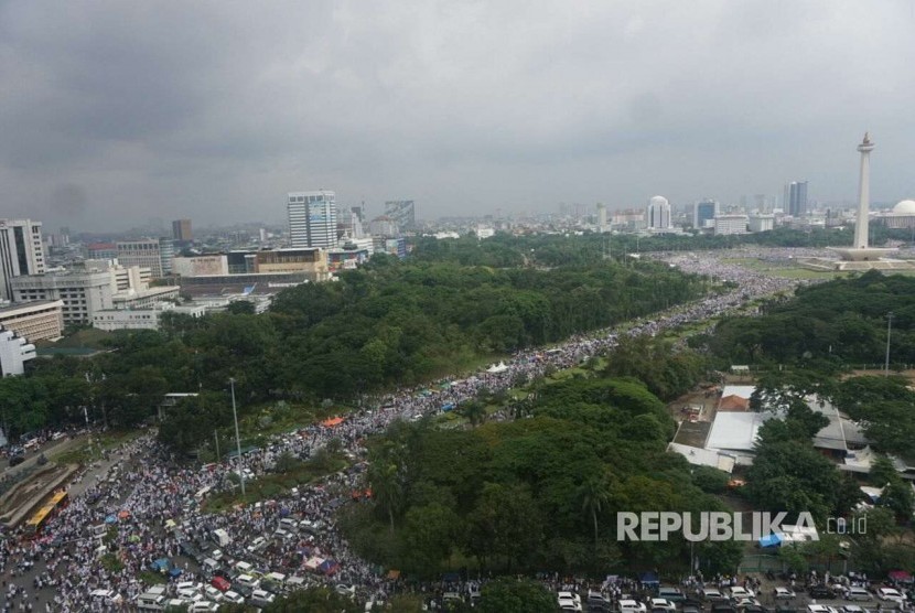 Suasana Monumen Nasional dan lautan manusia pada aksi Bela Palestina, Ahad (17/12)