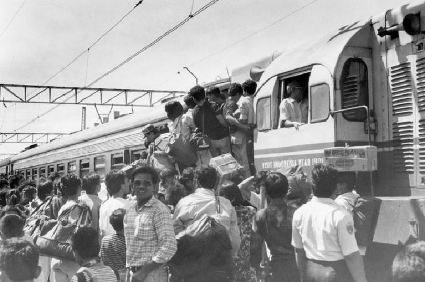 Suasana mudik Lebaran di Jakarta medio 1960-an.