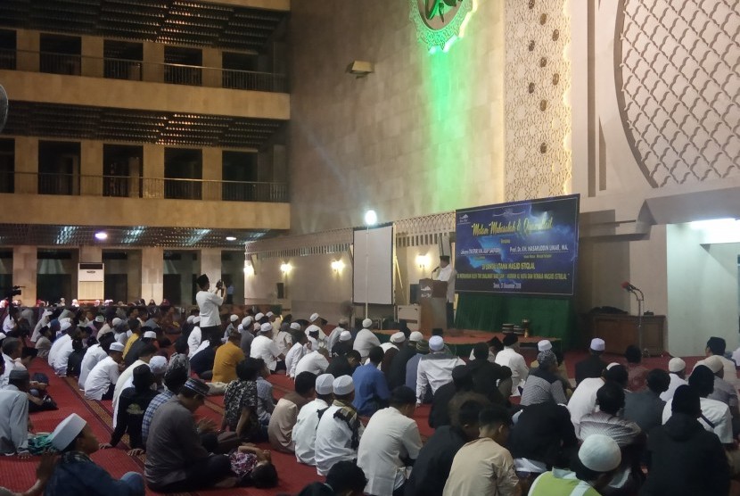Suasana muhasabah menyambut pergantian Tahun Baru 2019 di Masjid Istiqlal, Jakarta, Senin (31/12)