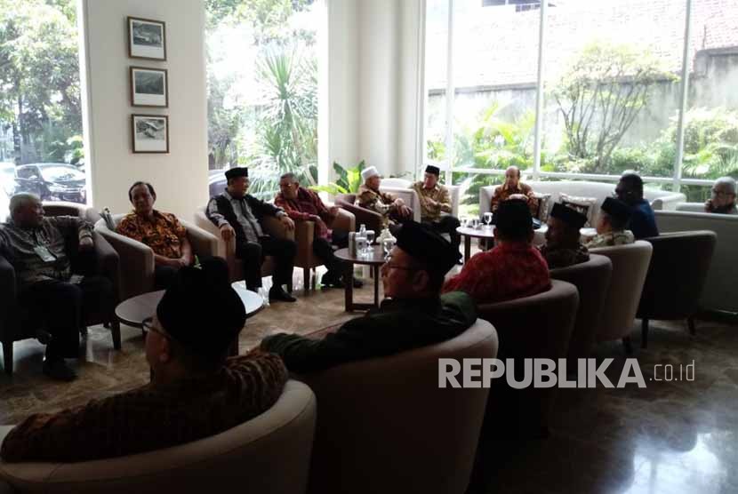 Suasana Muktamar ke-40 Al-Irsyad Al-Islamiyyah hari pertama di Hotel Sahira, Bogor, Kamis (16/11). Mengangkat tema Menyongsong Kebangkitan Alirsyad sebagai Organisasi Pembaharu dan Moderat, acara diadakan selama tiga hari sampai Sabtu (18/11).