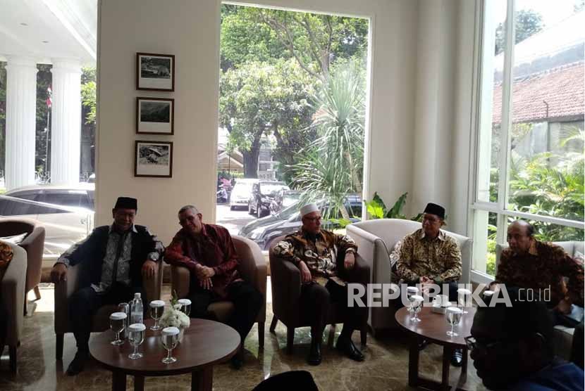Suasana Muktamar ke-40 Al-Irsyad Al-Islamiyyah hari pertama di Hotel Sahira, Bogor, Kamis (16/11). Mengangkat tema Menyongsong Kebangkitan Alirsyad sebagai Organisasi Pembaharu dan Moderat, acara diadakan selama tiga hari sampai Sabtu (18/11).