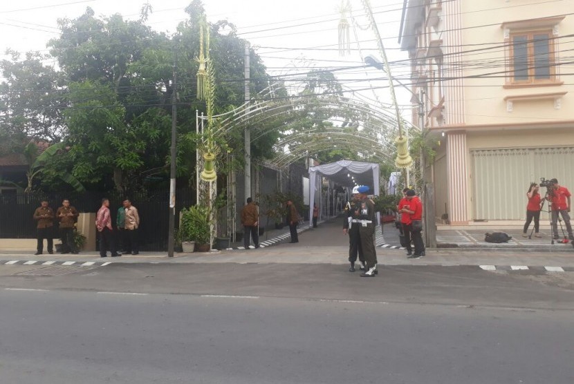 Suasana mulut gang kediaman Joko Widodo jelang prosesi siraman Kahiyang Ayu, Selasa (7/11).