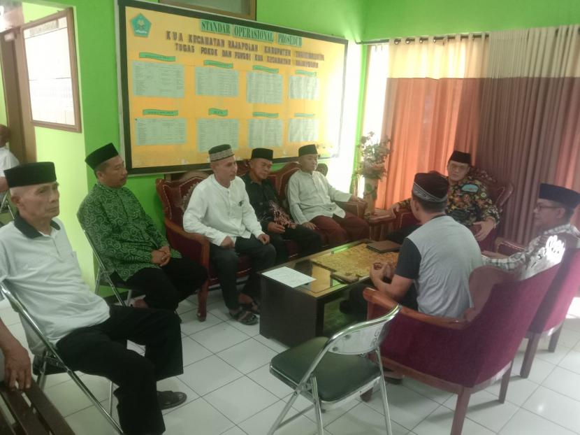 Suasana musyawarah yang membahas soal penolakan surat permohonan penggunaan Masjid Besar Malikul Falaah yang berlangsung di Kantor KUA Kecamatan Rajapolah. 