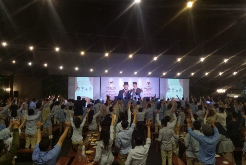 Suasana nobar debat capres cawapres, Gerakan Milenial Indonesia (GMI) se-Jabodetabek dan Banten di Hallf Patiunus, Kebayoran Baru, Jakarta Selatan, Kamis (17/1).