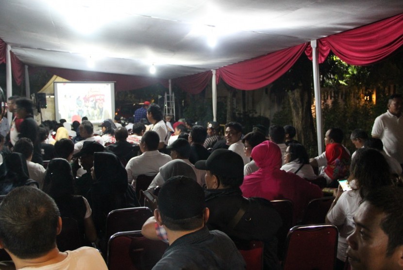 Suasana nobar debat Capres di Rumah Bersama Pelayan Rakyat, Kebayoran Baru, Jakarta Selatan, Sabtu (30/3) malam WIB.