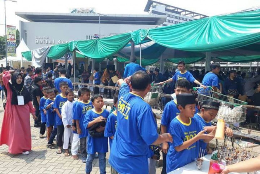 Suasana nyate bareng 1.000 yatim yang digelar Sahabat Yatim Indonesia, Ahad (3/9). 