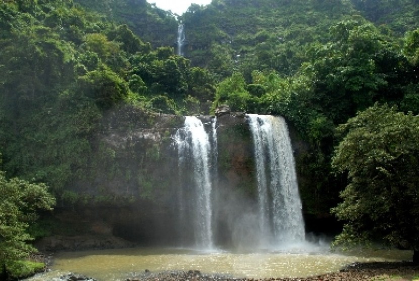 Curug (air terjun) Sodong di Desa Ciwaru, Kecamatan Ciemas, Sukabumi, Jawa Barat. Curug ini merupakan salah satu destinasi wisata alam yang terletak di dalam kawasan Geopark Ciletuh-Palabuhanratu. 