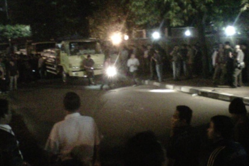 Suasana olah TKP penembakan polisi Provost Mabes Polri, Bripka Sukardi, Selasa (10/9) malam. Sukardi tewas usai ditembak tiga kali di bagian dada dan perut oleh orang tak dikenal di Jalan HR Rasuna Said, Jakarta Selatan, tepatnya di depan Gedung KPK.