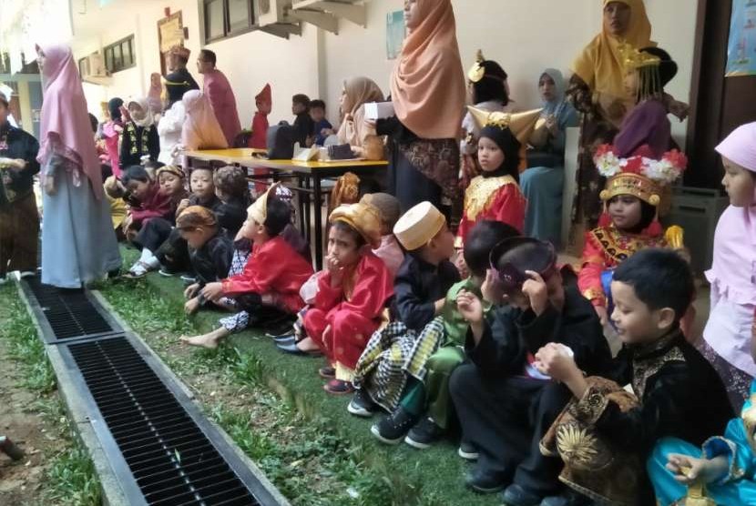 Suasana Opening Ceremony Bulan Bahasa SDIT Nurul Fikri. Siswa-siswi mengenakan pakaian adat masing-masing daerah asal mereka. Acara berlangsung di SDIT Nurul Fikri, Depok, Jawa Barat, Selasa (9/10).
