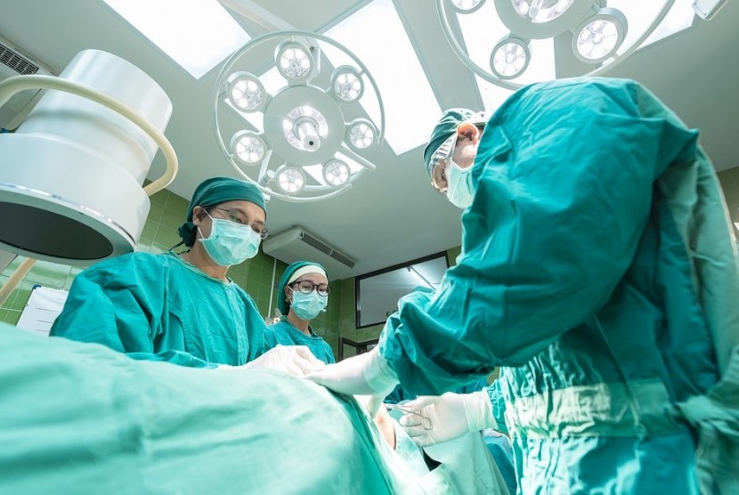 Luka bekas operasi dapat sembuh dengan perawatan tepat. Foto suasana operasi di rumah sakit (Ilustrasi)
