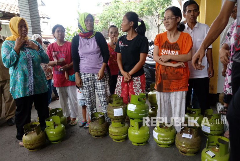 Suasana operasi pasar untuk antisipasi kelangkaan elpiji melon di Kelurahan Kebon Kalapa, Bogor Tengah, Selasa (5/12). Operasi pasar yang menyediakan 560 tabung gas ini dihadiri Wali Kota Bogor, Bima Arya, dan Kepala Dinas Perindustrian dan Perdagangan Kota Bogor, Achsin Prasetyo.