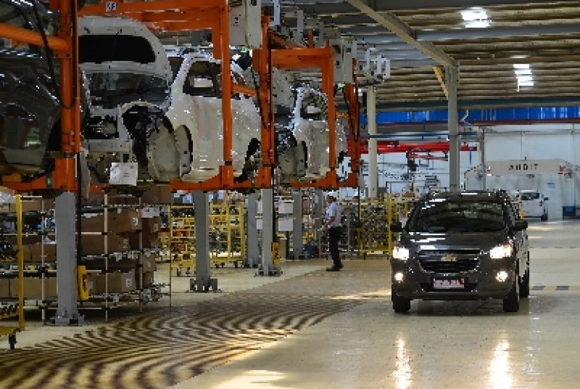 Suasana pabrik perakitan mobil Chevrolet Spin PT General Motors Indonesia (GMI) di Bekasi, Jawa Barat, Rabu (8/5). 