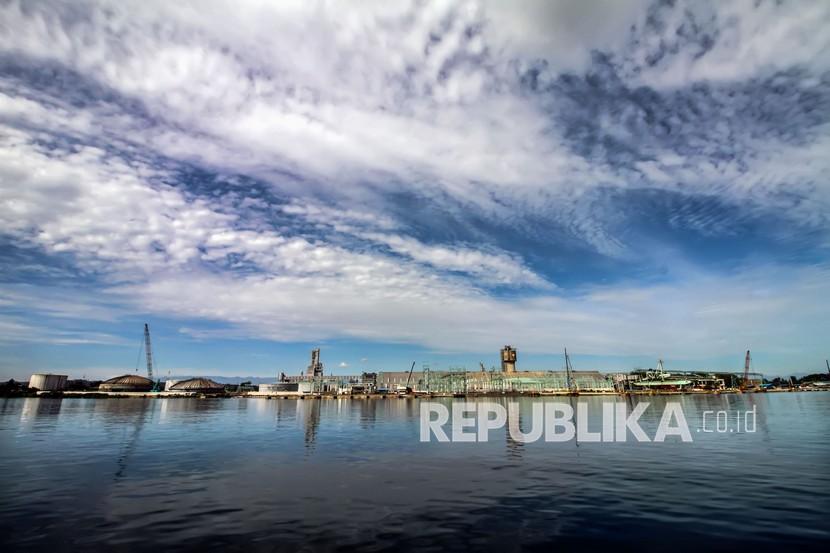 Suasana pabrik PT Pupuk Iskandar Muda (PIM) di Kecamatan Dewantara, Aceh Utara, Aceh, Kamis (24/6/2021).