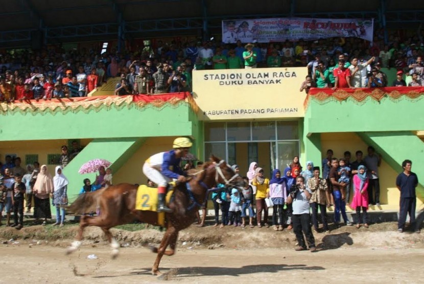 Suasana pacuan kuda di Padang Pariaman, Ahad (18/9).