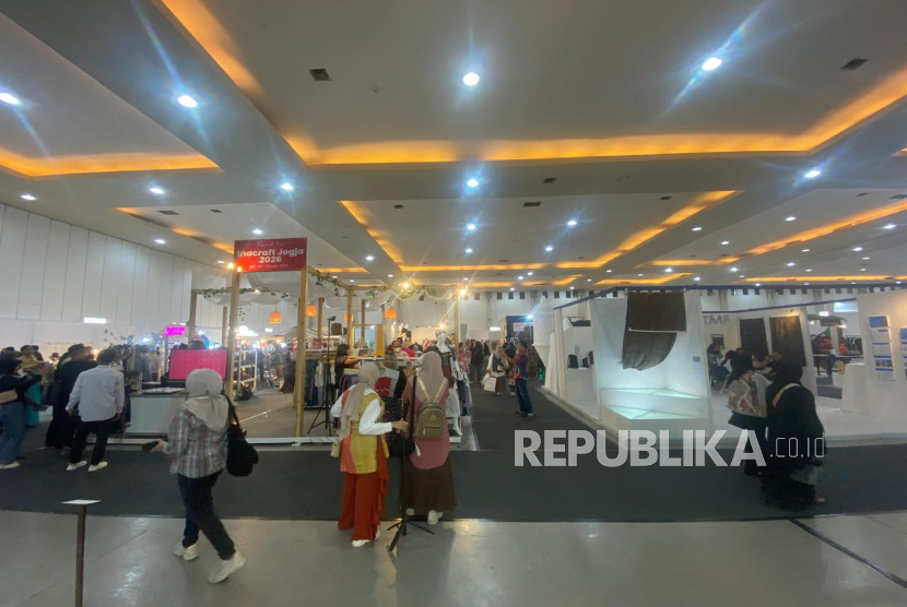 Suasana pada tenant-tenant pameran Jogja Fashion Week pada hari pertama Jogja Fashion Week yang digelar di Jogja Expo Center (JEC), Banguntapan, Bantul, DIY, Kamis (7/8/2025).