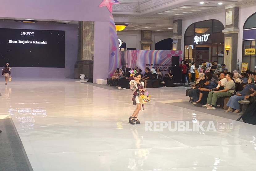 Suasana pagelaran Jogja International Kids and Teens Fashion Parade (JIKFP) 2025, Sabtu (11/10/2025). Acara yang digarap oleh Asmat Pro selama dua hari Sabtu hingga Ahad (12/10/2025) ini melibatkan 100 desainer dan 800 model.