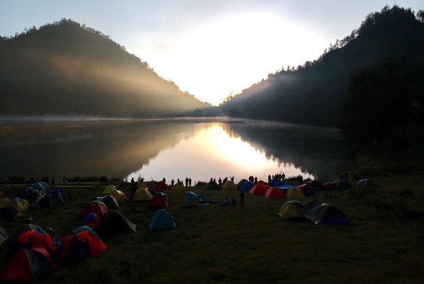 Pemandangan alam Ranu Kumbolo saat di pagi hari 