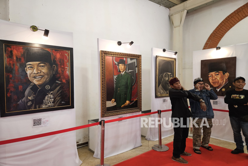 Suasana Pameran Lukisan Bung Karno yang digelar di Gedung Oudetrap, Kota Lama, Semarang, Jawa Tengah (Jateng), Sabtu (28/6/2025). 