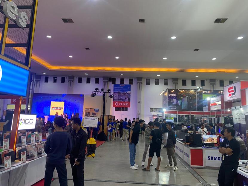 Suasana pameran teknologi informasi Yogyakomtek 2024 yang digelar Asosiasi Pengusaha Komputer (Apkom) Jogja di Jogja Expo Center (JEC), Bantul, Daerah Istimewa Yogyakarta, Sabtu (21/9/2024).