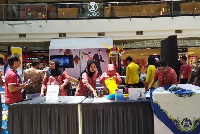 Suasana pameran yang digelar Fakultas Teknik Universitas Indonesia, di PIM 2, Jakarta, Jumat (8/11). 