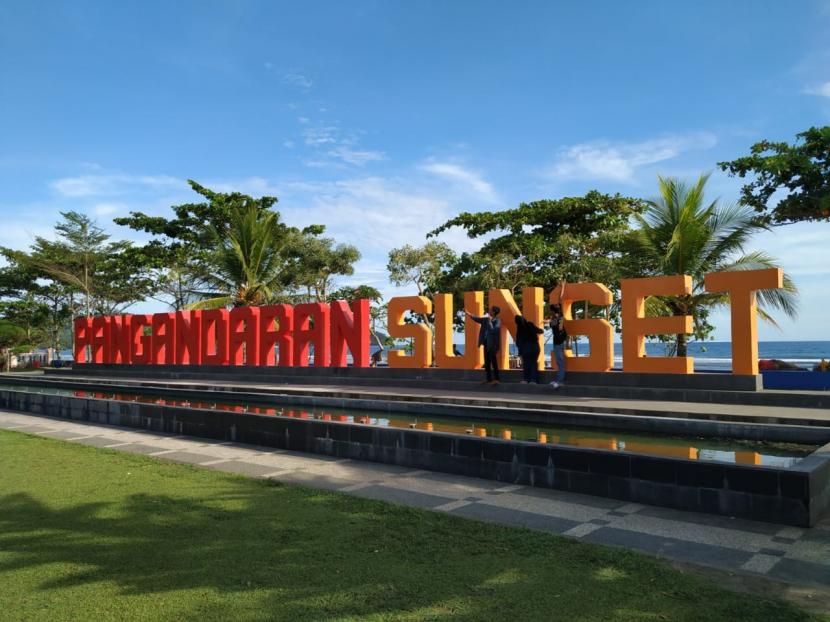 Suasana Pantai Barat Pangandaran.