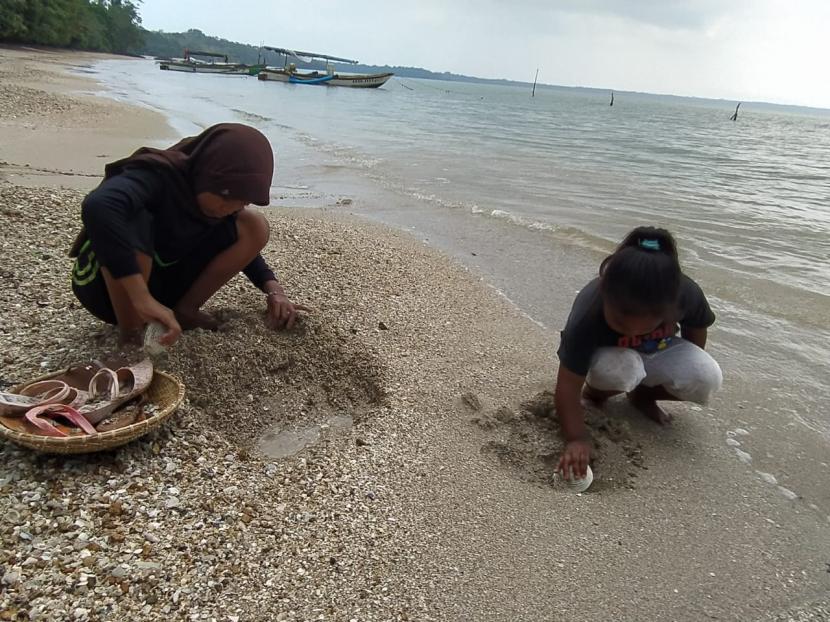 Suasana pantai di Kampung Legon Pakis, Desa Ujungjaya, Kecamatan Sumur, Kabupaten Pandeglang, Banten.