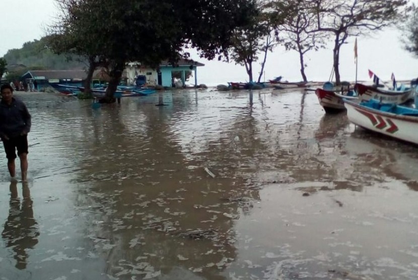 Suasana Pantai Drini di Kabupaten Gunungkidul, DIY, beberapa saat usai terhantam gelombang, Rabu (25/7).  Gelombang tinggi yang terjadi mengakibatkan kerusakan sejumlah fasilitas wisata di bibir pantai. 