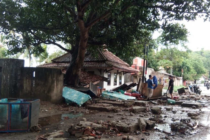 Suasana Pantai Karang Bolong, Anyer, Banten, Ahad (23/12).