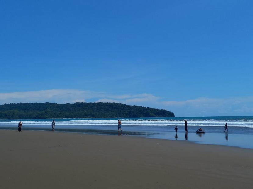 Suasana Pantai Pangandaran di Kabupaten Pangandaran, Rabu (21/12/2022) siang. 