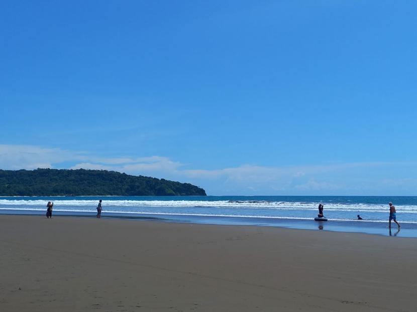 Suasana Pantai Pangandaran di Kabupaten Pangandaran, Jawa Barat. 