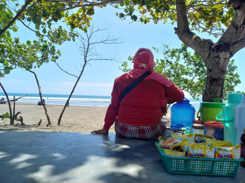Sejumlah pedagang melihat kondisi laut Pantai Pangandaran, Jawa Barat. Disparbud Jabar sebut kunjungan ke pantai selatan menurun akibat gelombang tinggi.