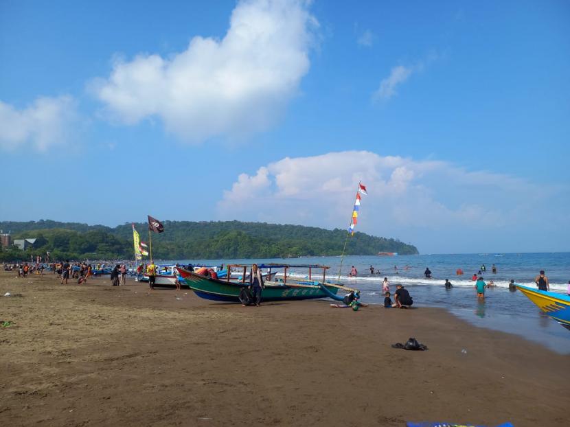 Suasana Pantai Pangandaran, Kabupaten Pangandaran, Selasa (10/5/2022). Masih banyak wisatawan yang berlibur di kawasan itu meskipun momen liburan telah usai. 