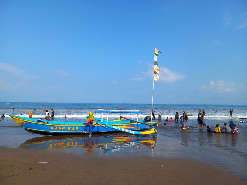Suasana Pantai Pangandaran, Kabupaten Pangandaran, Selasa (10/5/2022). Balawista mengimbau pengunjung hindari titik rawan berenang di Pantai Pangandaran.