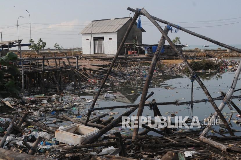 Suasana pantai yang penuh dengan sampah rumah tangga di Desa Branta Pesisir, Pamekasan, Jawa Timur, Selasa (8/6/2021). Tanggal 8 Juni merupakan peringatan Hari Laut Sedunia atau 
