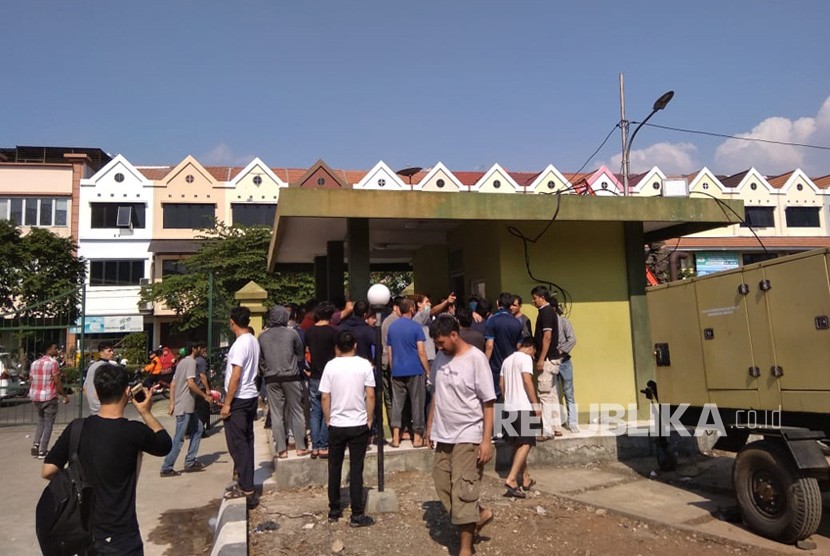Suasana  para pengungsi para pencari suaka di depan gedung eks Kodim Kalideres, Selasa (16/7/2019).
