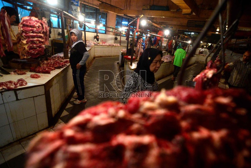   Suasana para penjual daging sapi di Pasar Tebet, Jakarta Selatan, Senin (4/2).   (Republika/Wihdan Hidayat)