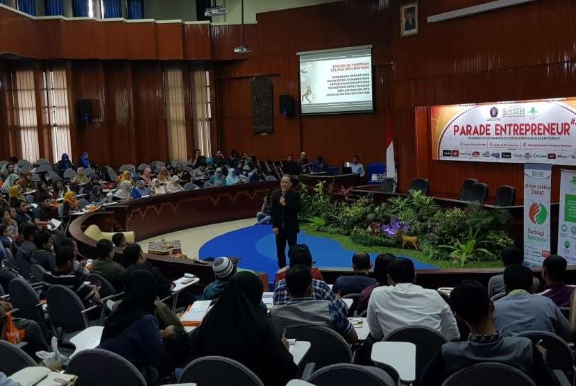 Suasana parade etrepreneur BMH di Universitas Brawijaya, Malang, Sabtu (19/9).