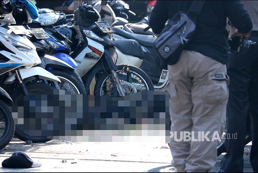 Suasana parkiran sepeda motor di lokasi ledakan Gereja Kristen Indonesia, Jalan Diponegoro, Surabaya, Jawa Timur, Minggu (13/5).