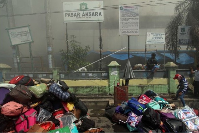 Suasana Pasar Aksara Medan yang terbakar.