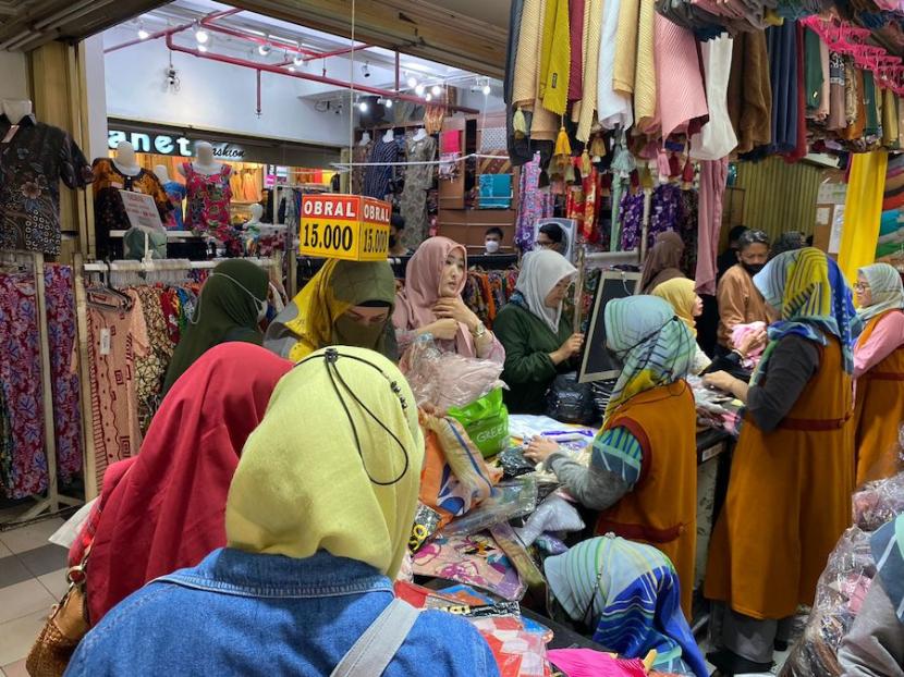 Suasana Pasar Baru, Kota Bandung, Jawa Barat, terpantau ramai, Rabu (5/4/2023). 