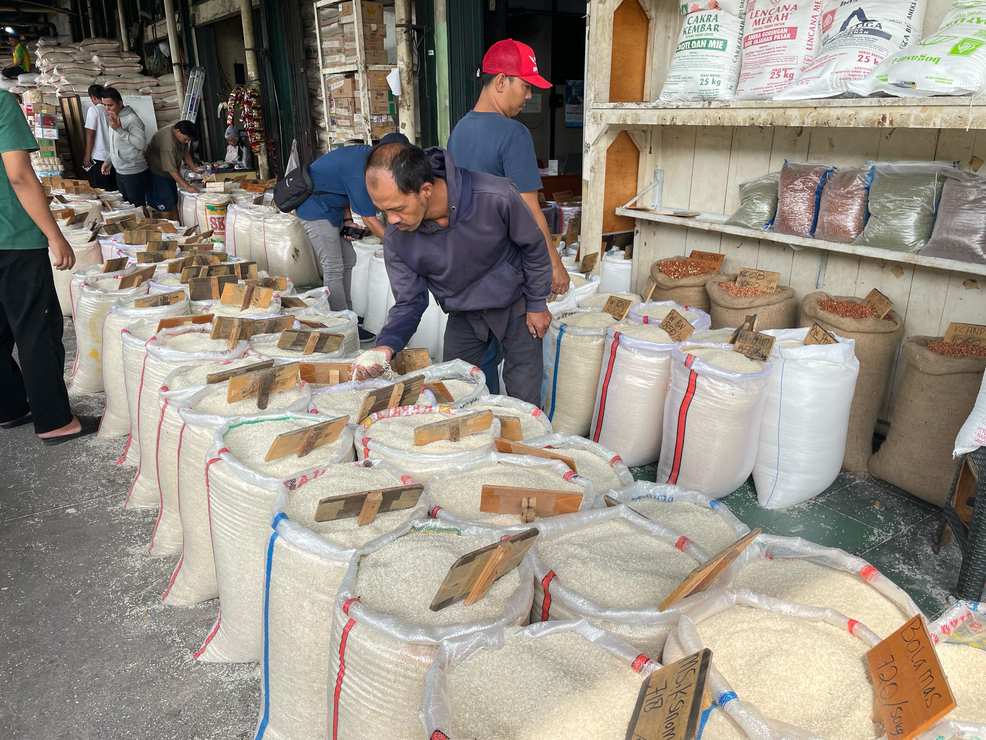 Suasana Pasar Beras Induk Cipinang, Jakarta Timur, Rabu (13/8/2025). Harga beras di Cipinang mulai turun karena membaiknya pasokan.