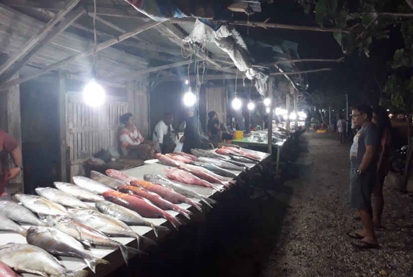 Suasana pasar ikan di Pantai Kelapa Lima, Kupang, NTT.