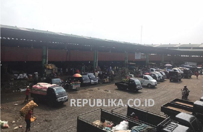 Suasana Pasar Induk Kramat Jati. Lima pedagang di Pasar Induk Kramat Jati dilaporkan positif Covid-19.